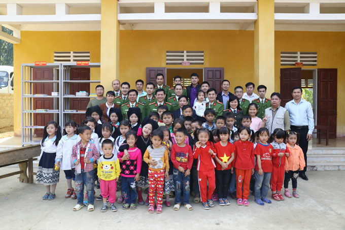 Đoàn thiện nguyện chụp ảnh lưu niệm cùng thầy và trò trường Tiểu học xã Vinh Tiền